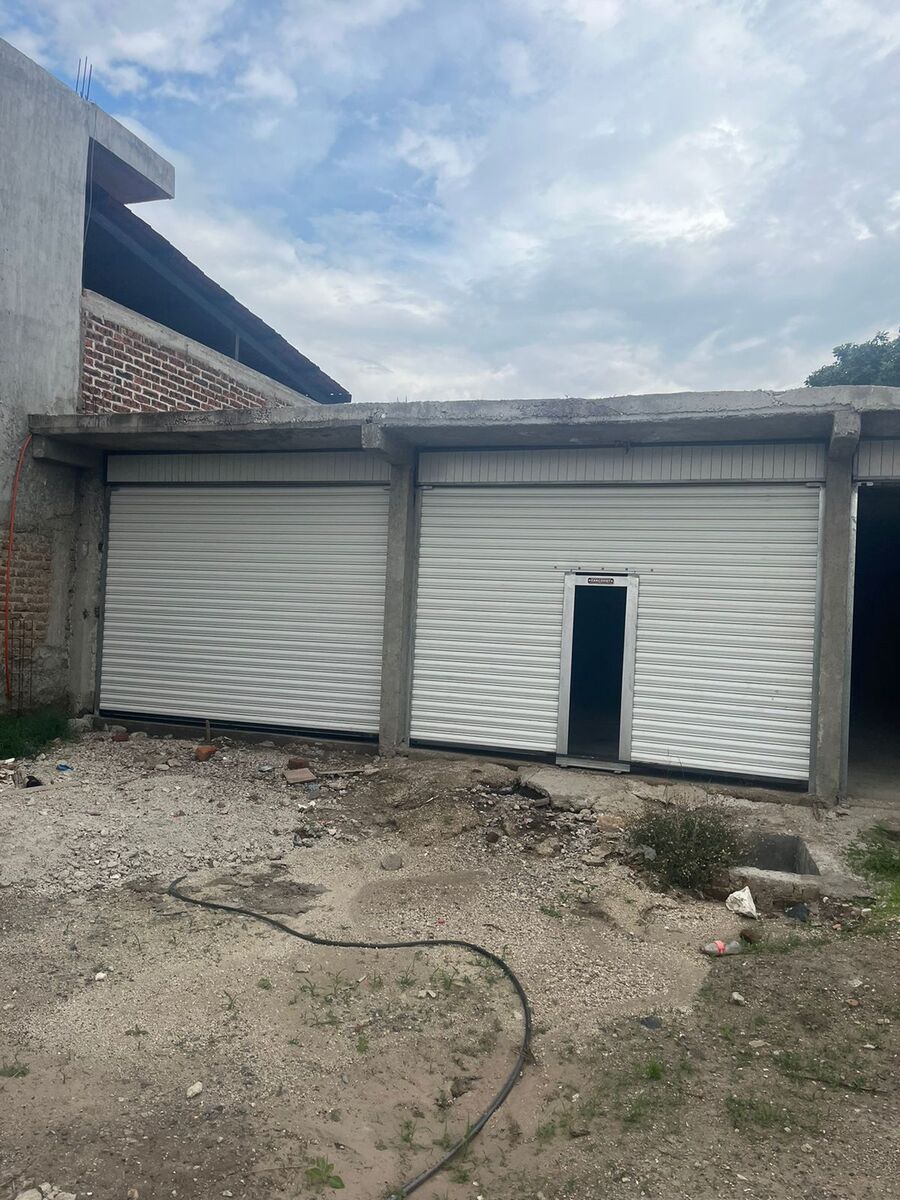 1 de 6: Local con 3 cortinas de acero