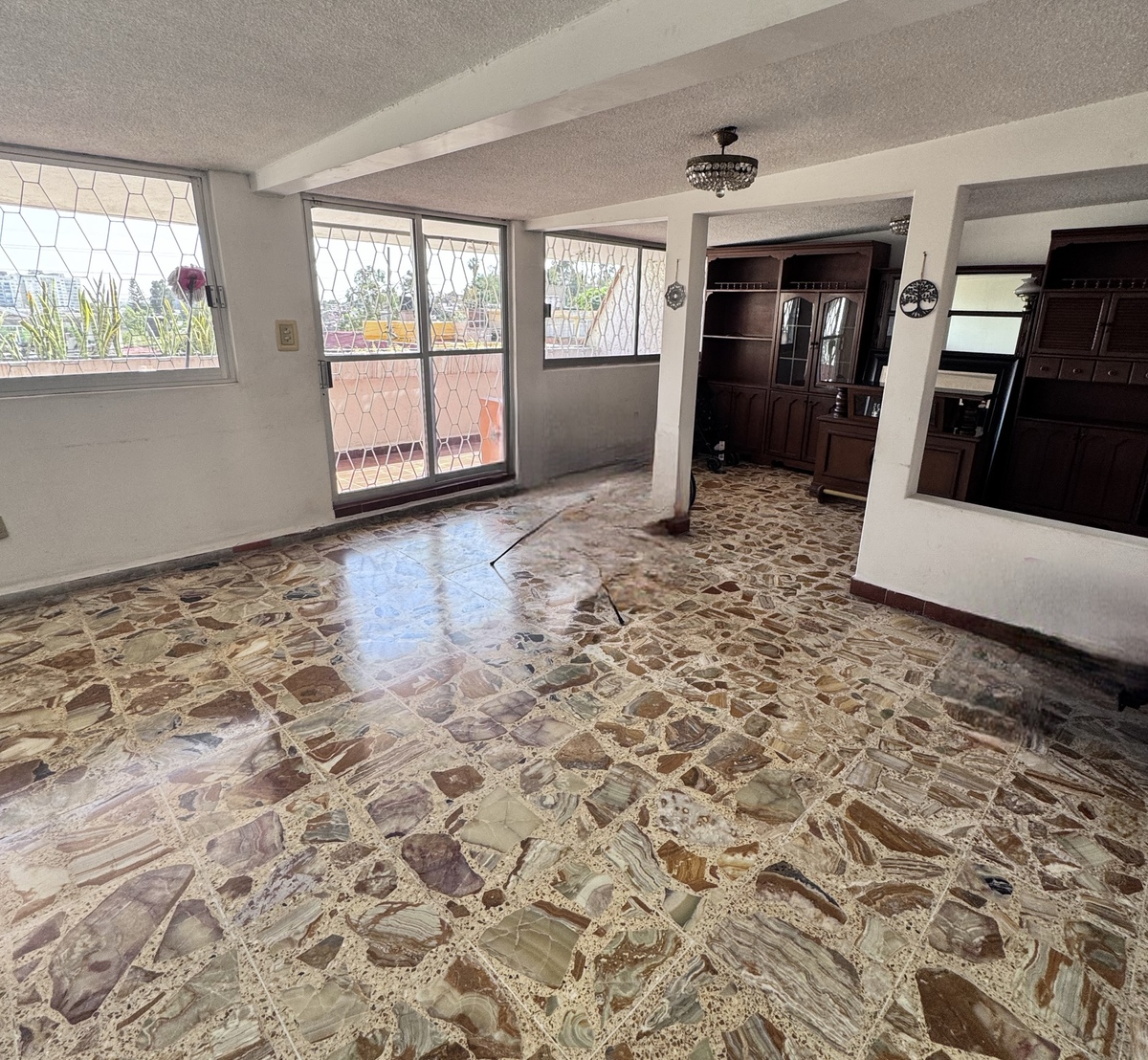 2 of 15: Sala de estar con terraza