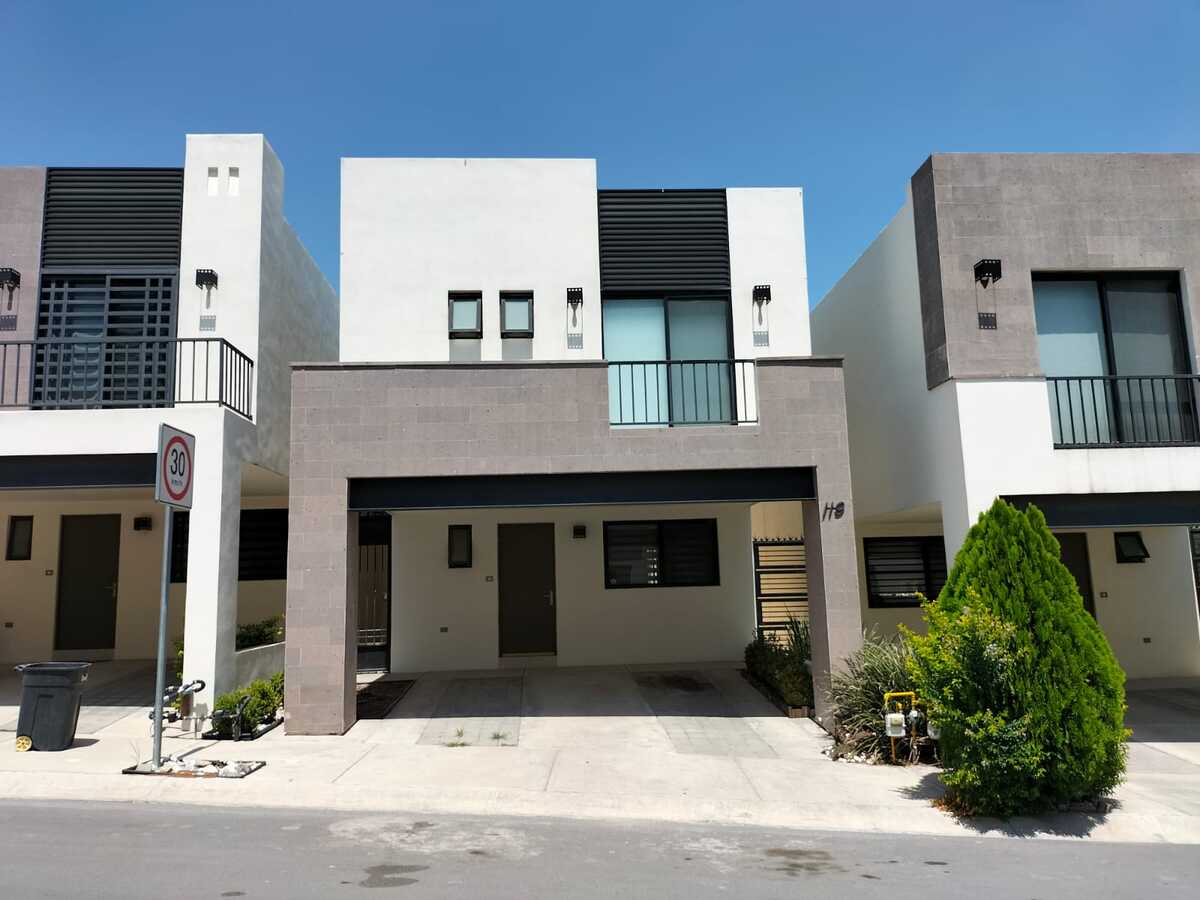 1 of 15: Fachada