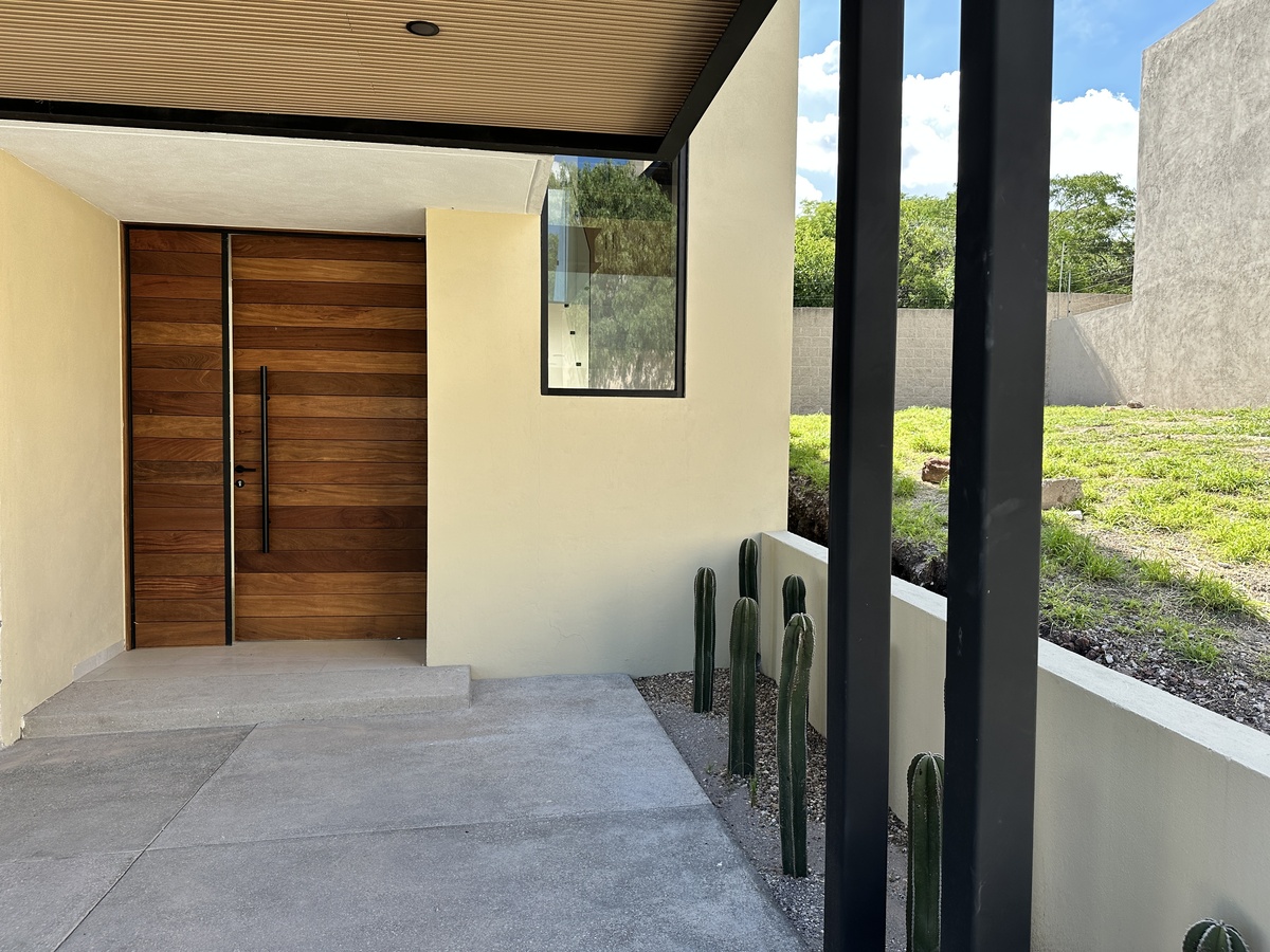 3 of 25: Puerta Principal