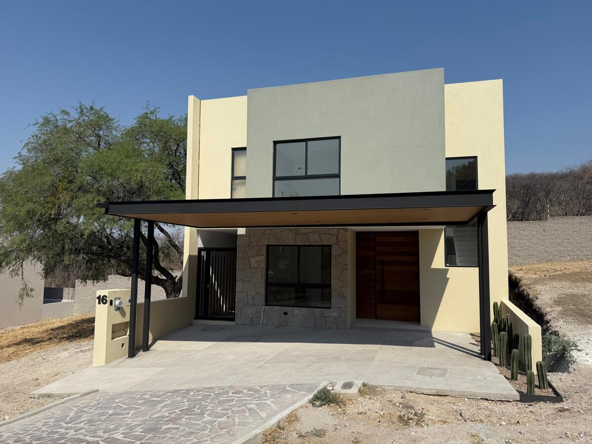 1 of 25: Fachada Principal