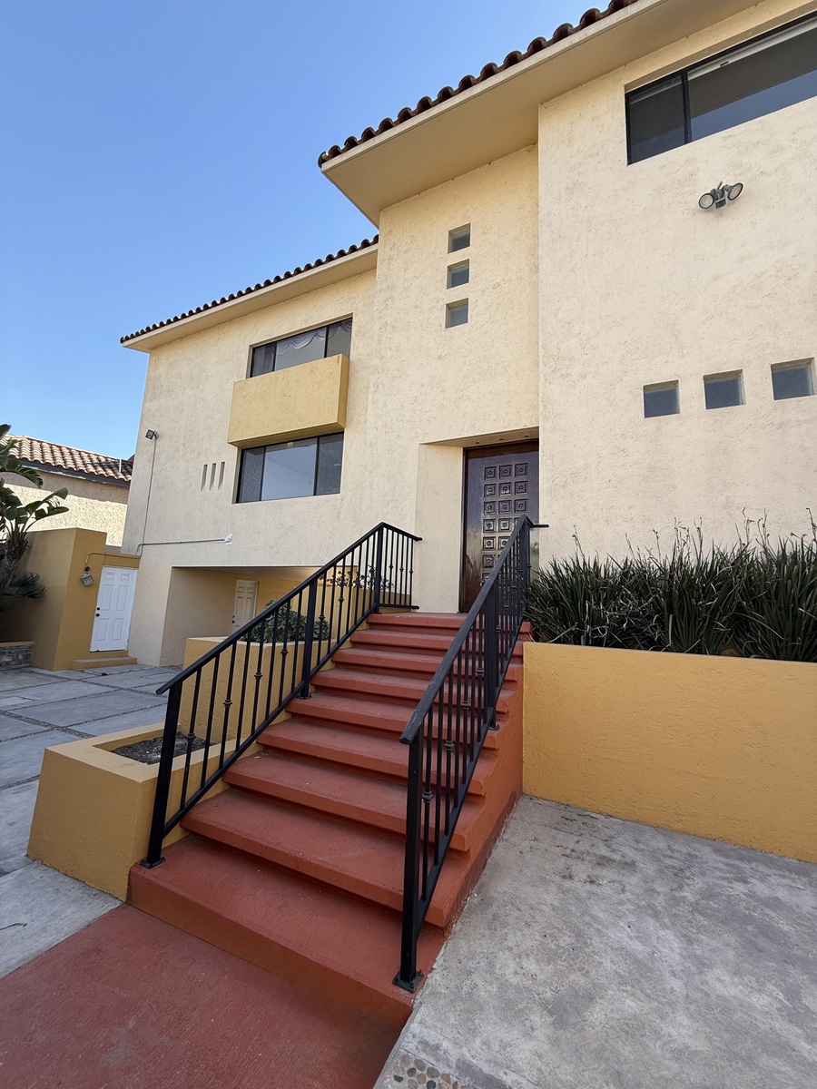 1 of 14: Fachada principal
