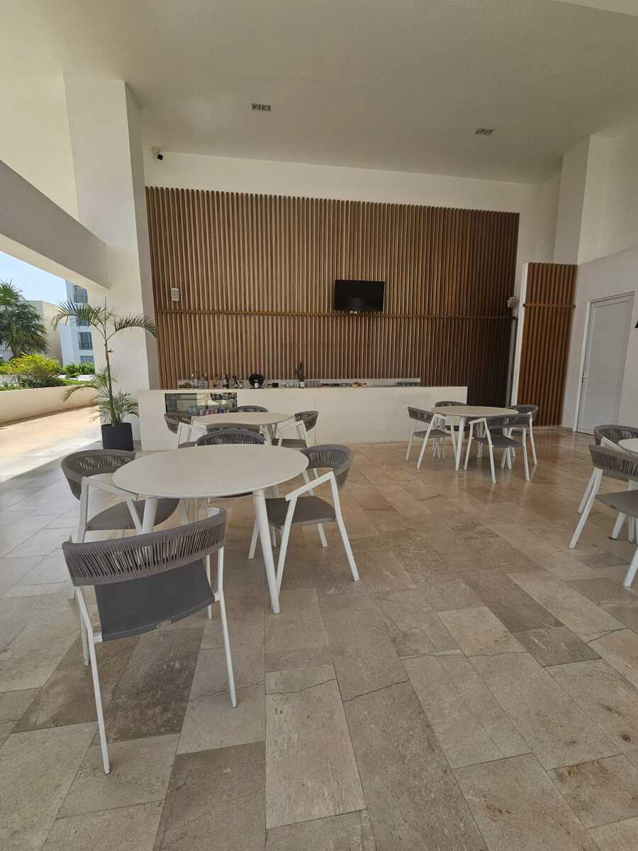 5 of 24: Deli - restaurante