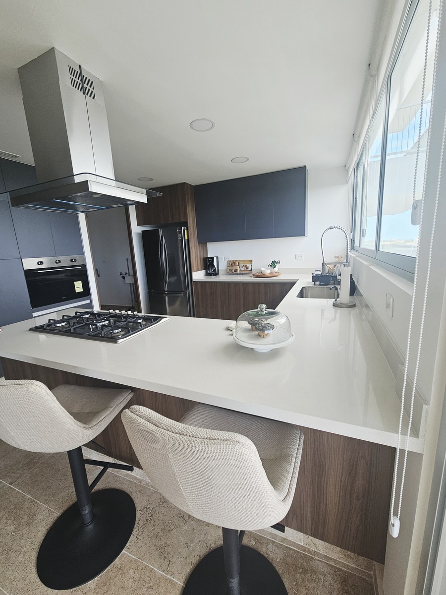 21 of 24: Cocina equipada