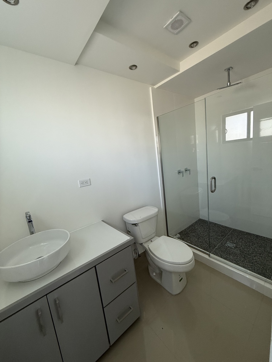5 of 10: Baño principal