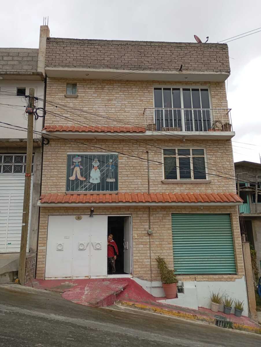1 of 27: Fachada principal