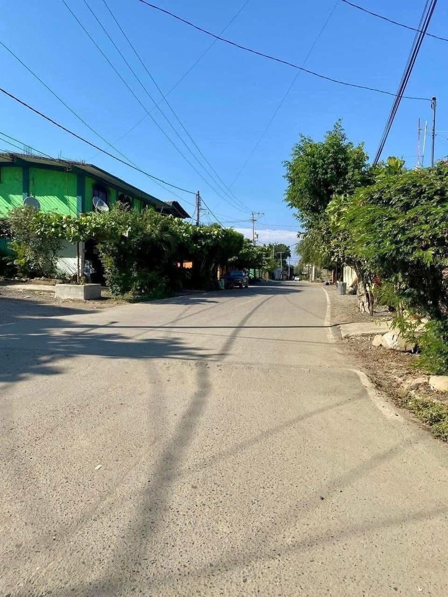 1 of 5: Calle recién pavimentada