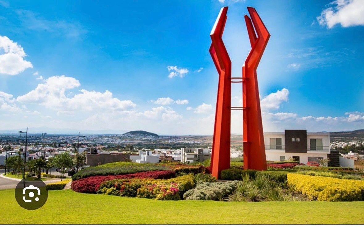 Terreno en venta en esquina en lomas de juriquilla calle Sinai 274mts