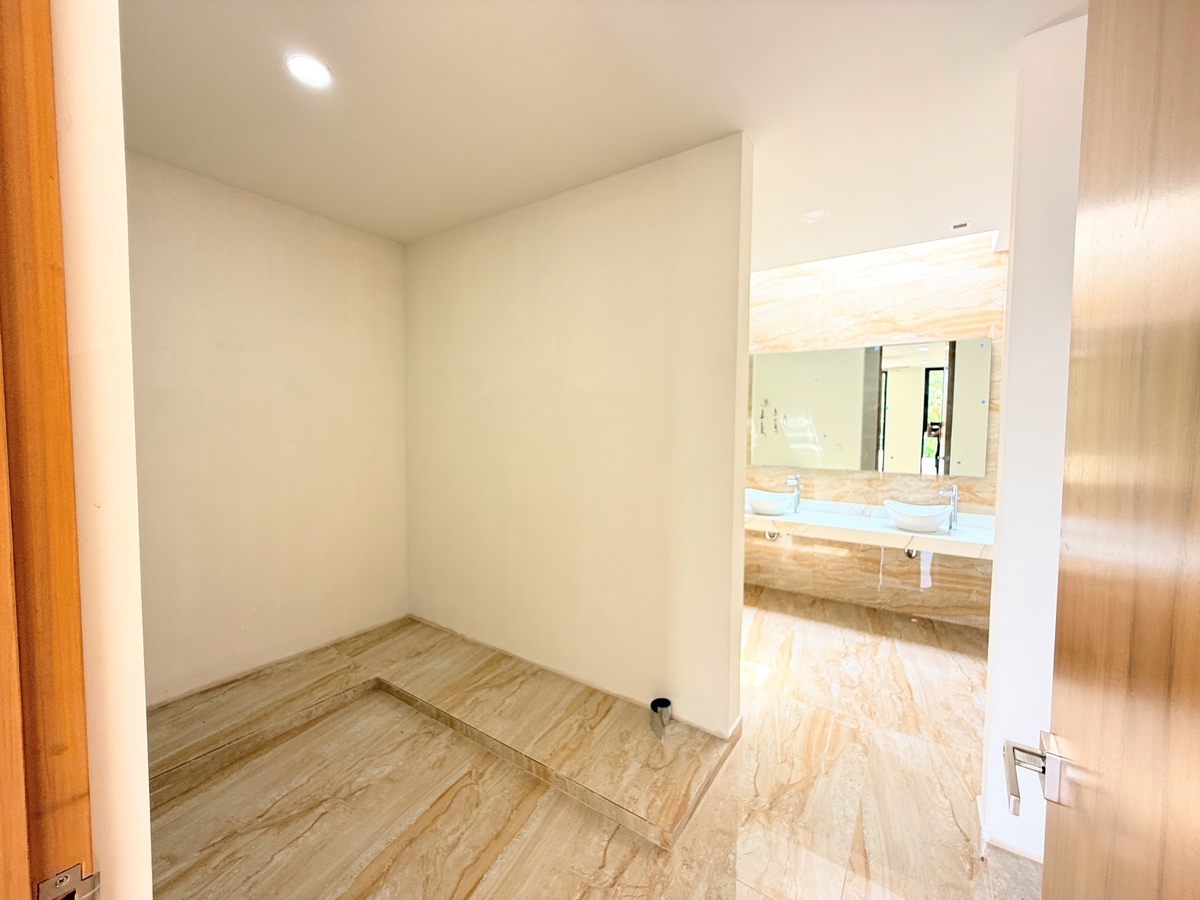 14 of 21: closet vestidor