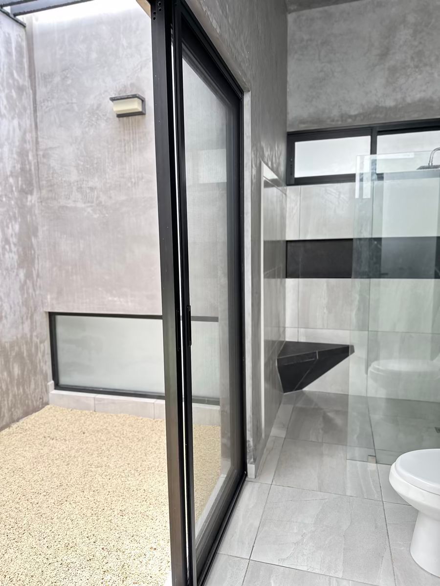 26 de 36: baño con jardín interior