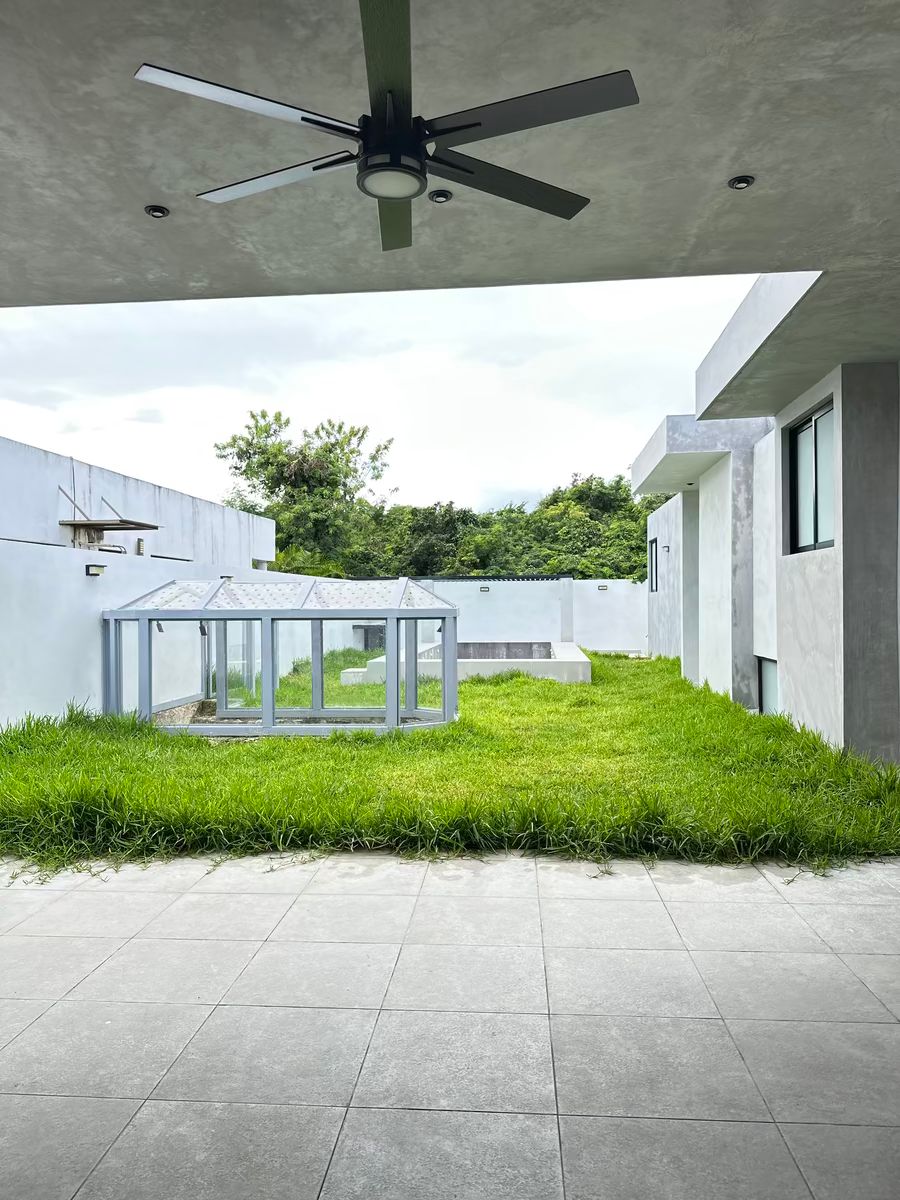 20 de 36: vista terraza al cenote y Piscina