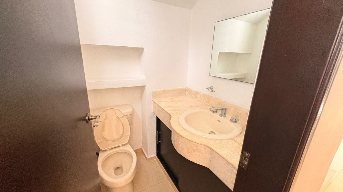 7 de 21: BAÑO PLANTA BAJA