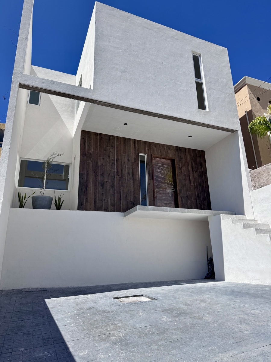 1 of 1: Fachada de la casa