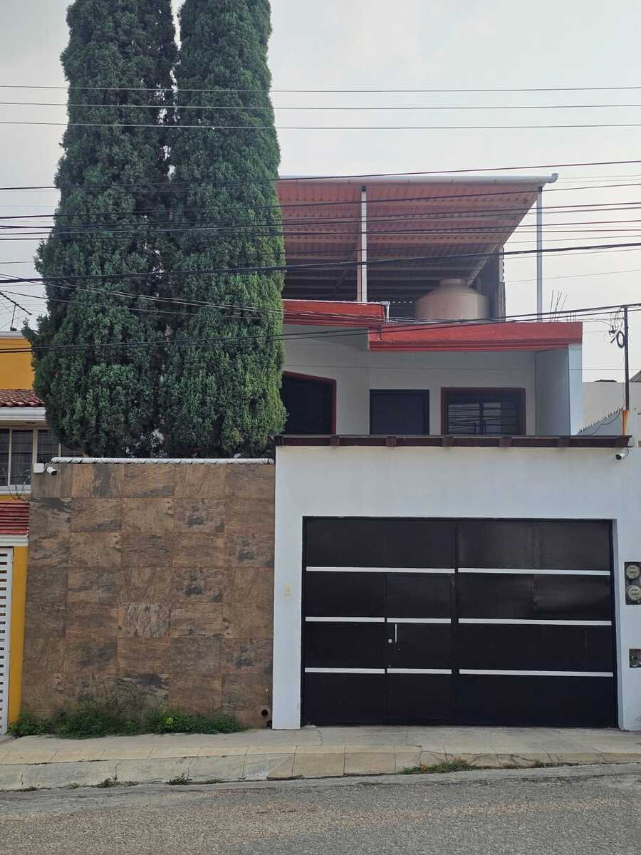 1 de 27: Fachada principal