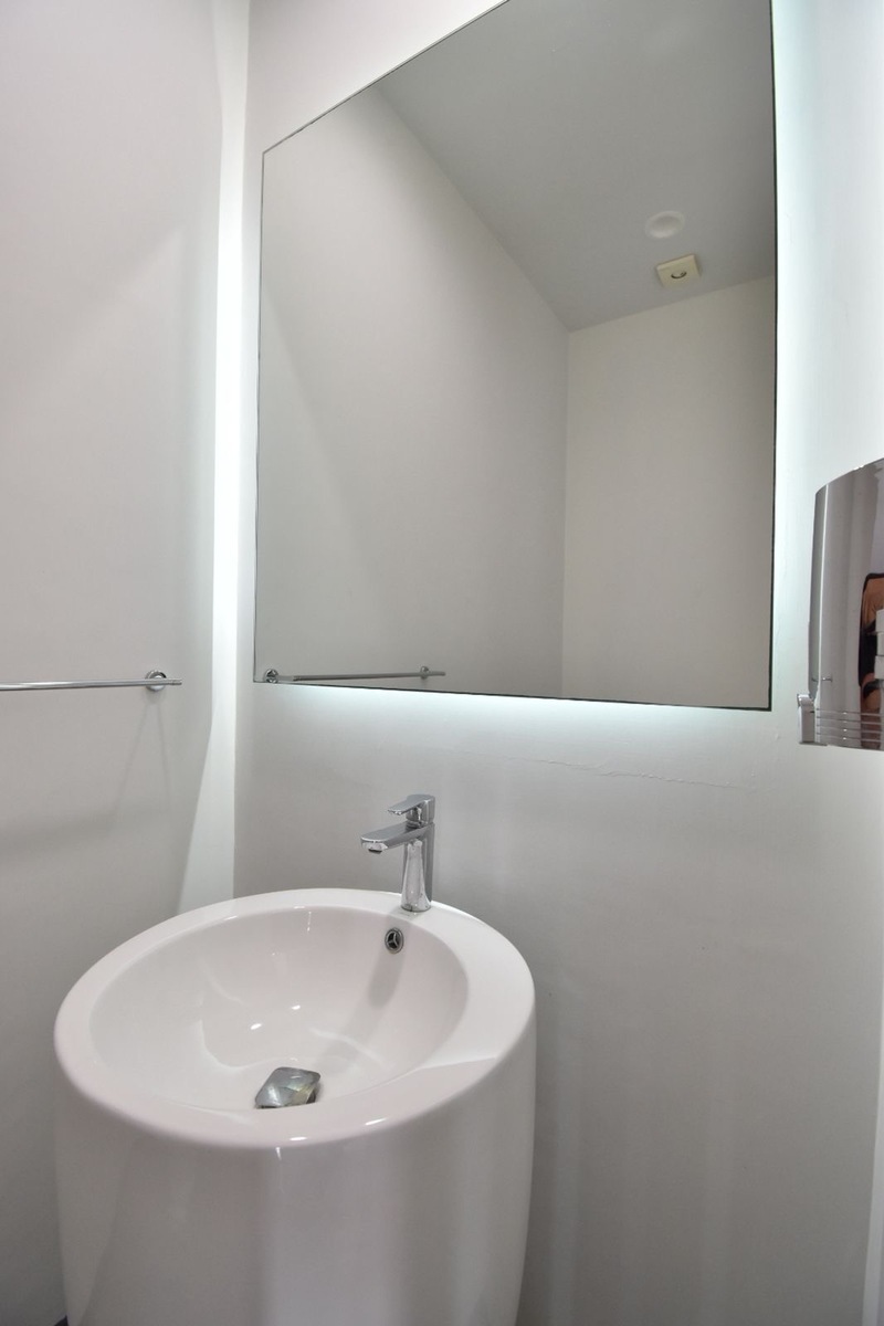 15 of 24: Lavaba manos 1/2 baño