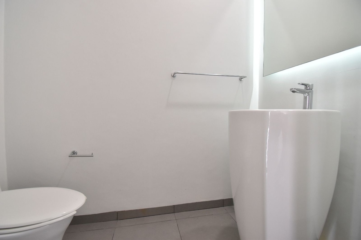 16 of 24: 1/2 baño