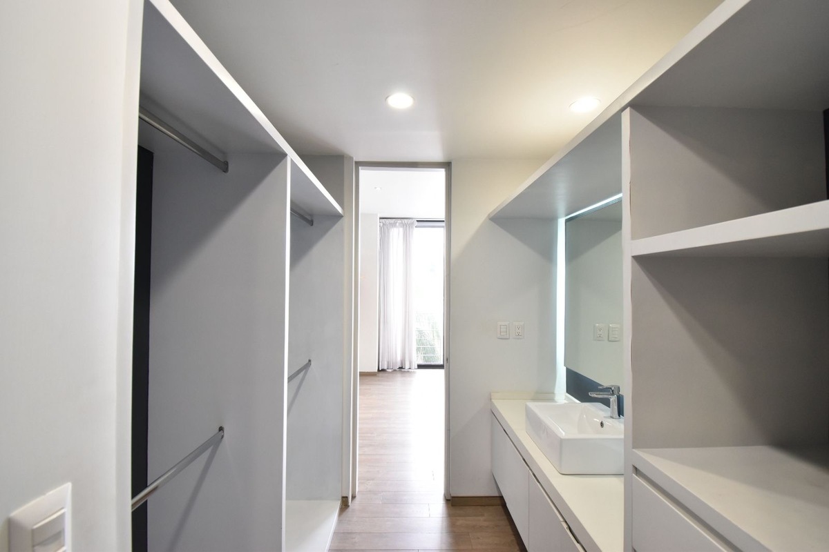 21 of 24: Vestidor