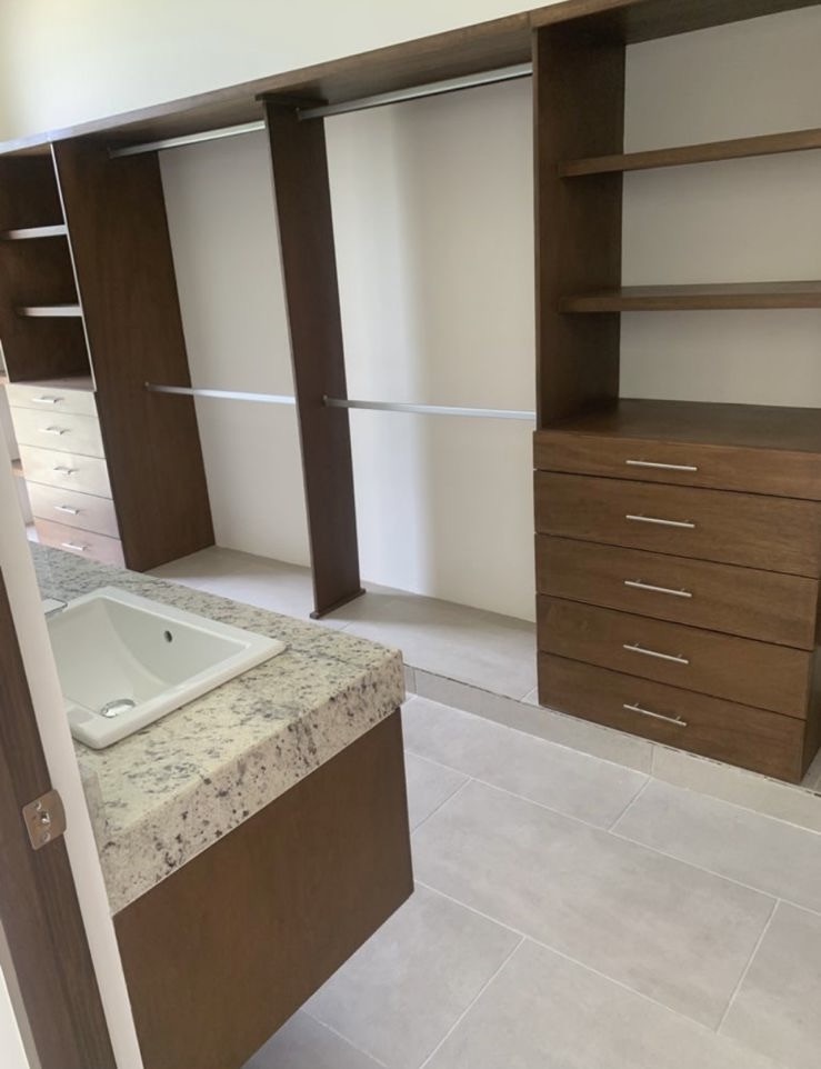 4 of 4: Vestidor