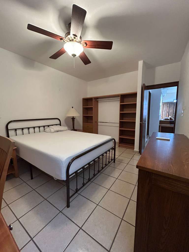8 de 11: Habitación amueblada.