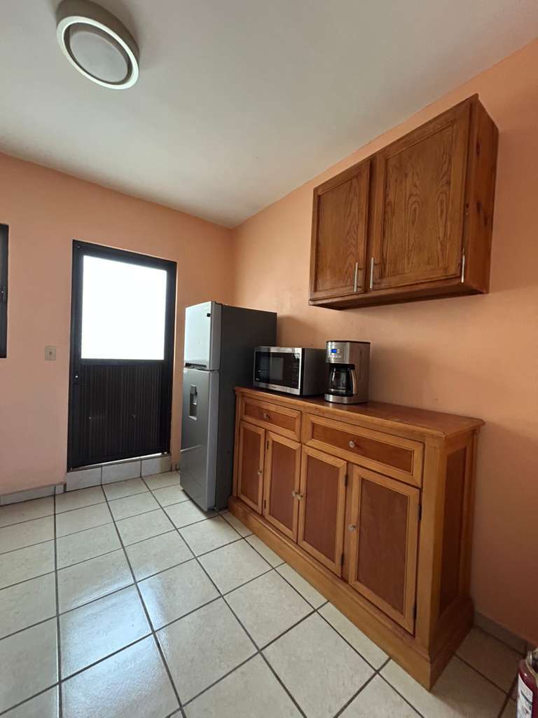 7 de 11: Cocina y acceso pasillo de servicio.