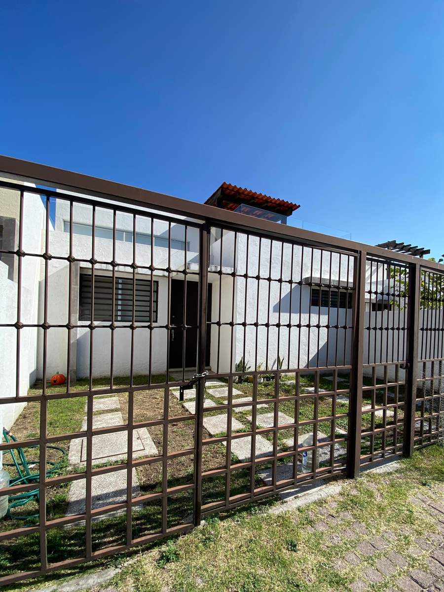 1 of 24: Fachada