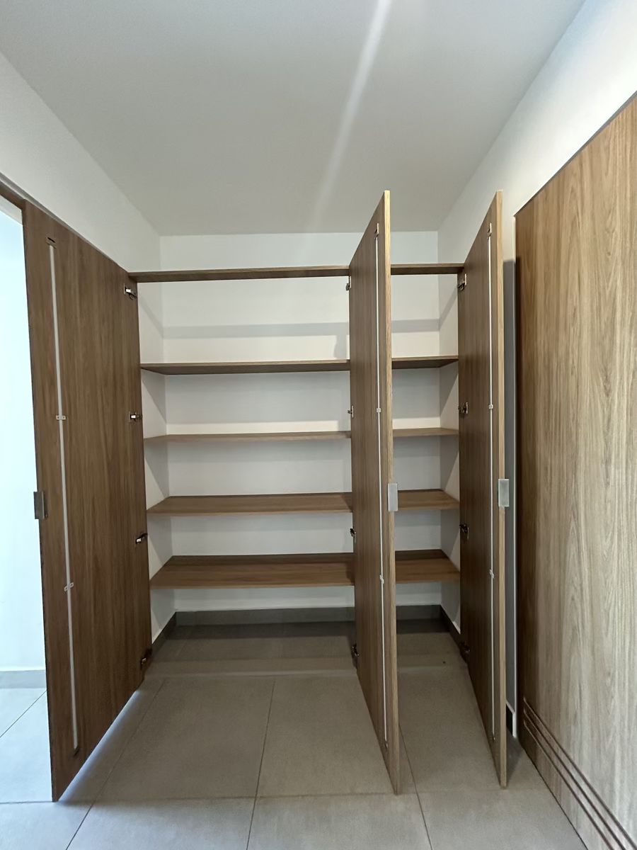 3 de 12: Closet de blancos