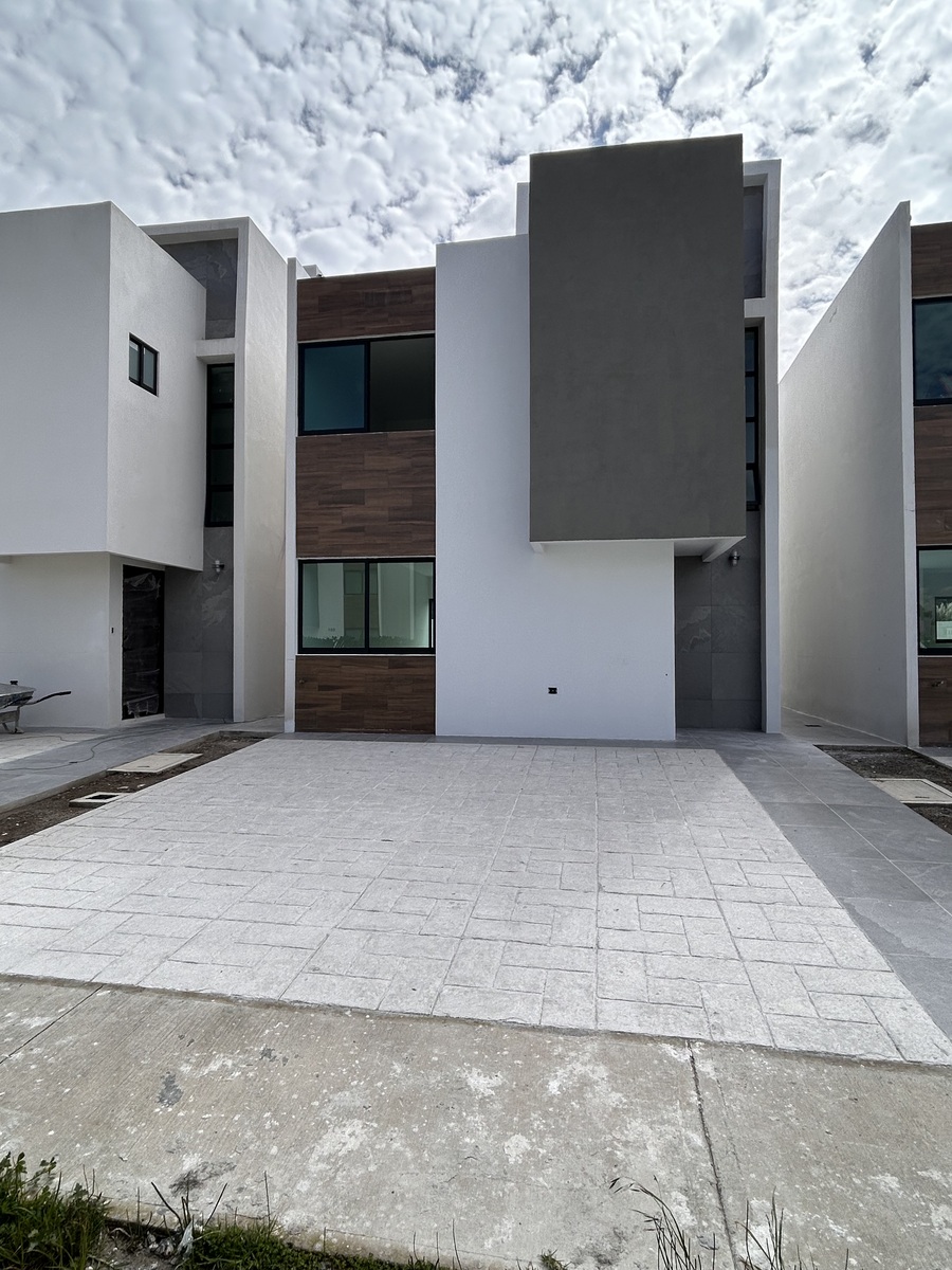 1 of 10: Fachada