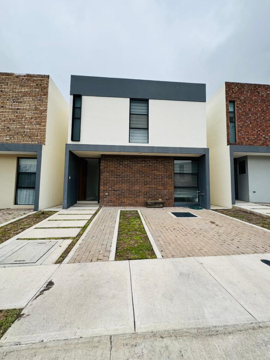 1 de 12: fachada con lugar para dos estacionamientos