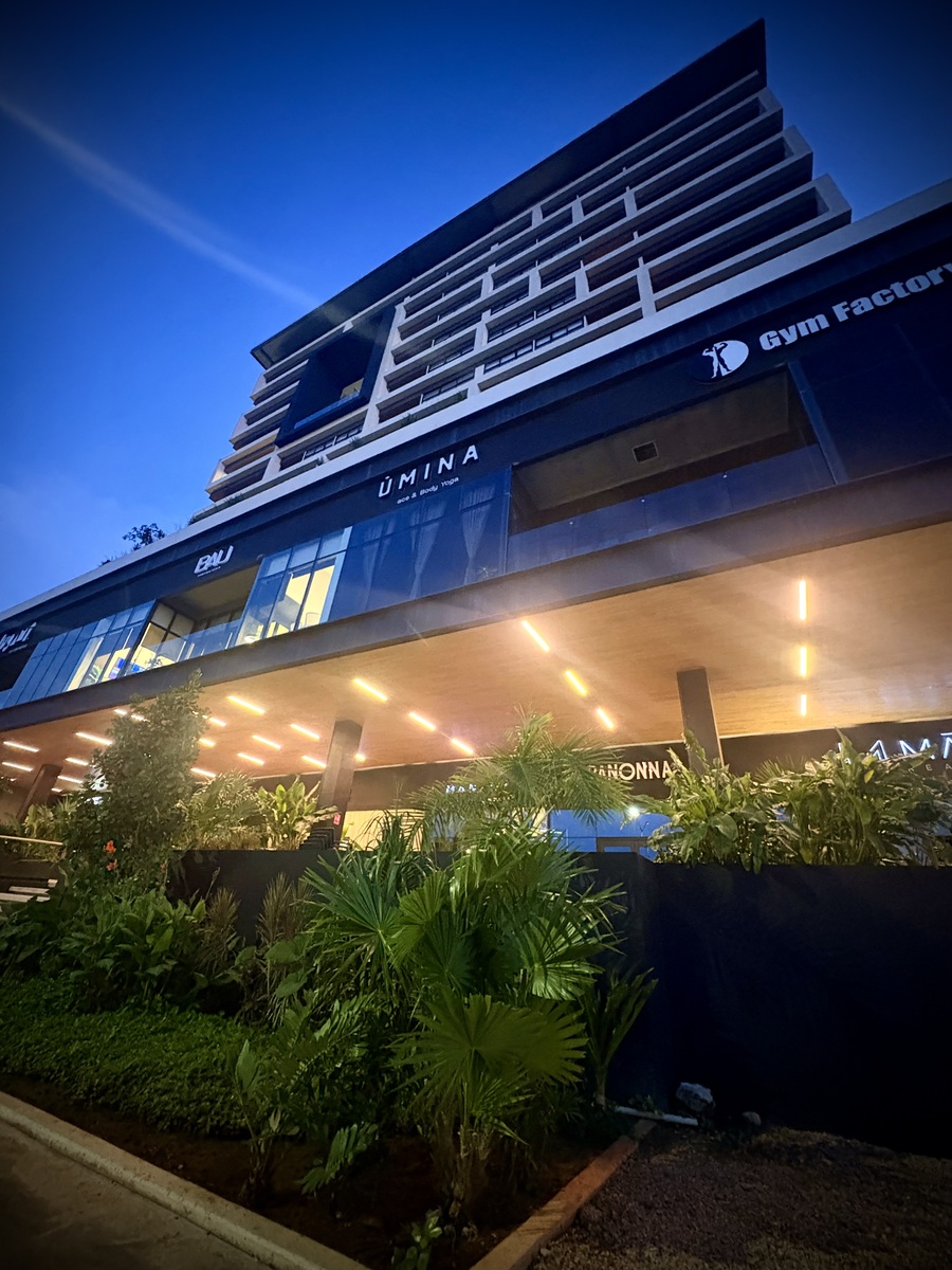 9 de 12: Edificio con elevador y planta