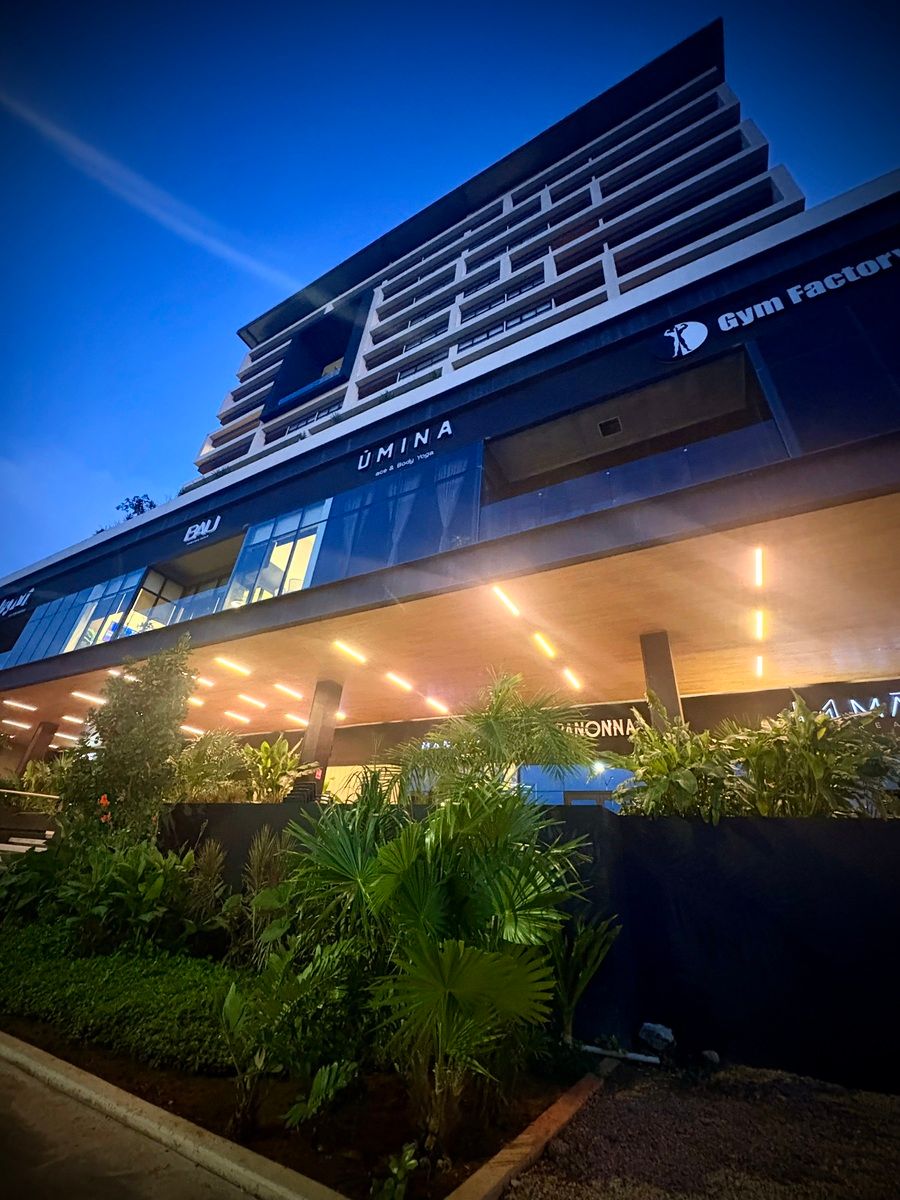 11 de 15: Edificio con elevador y planta