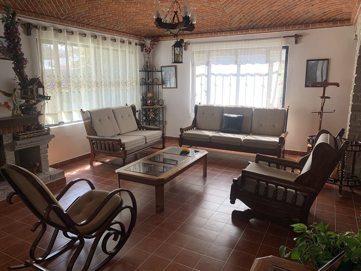 12 of 40: Sala Casa 1 con muebles