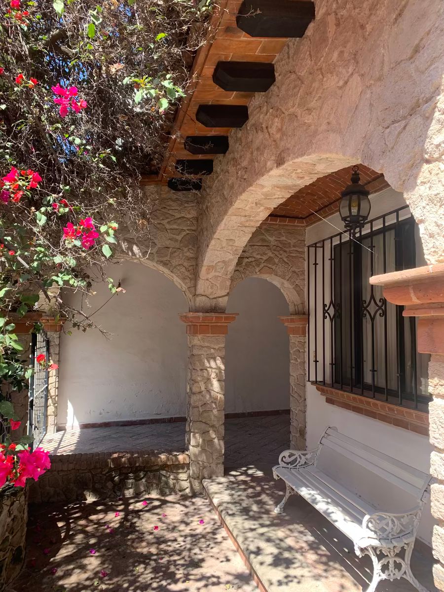 3 de 36: Porche de acceso