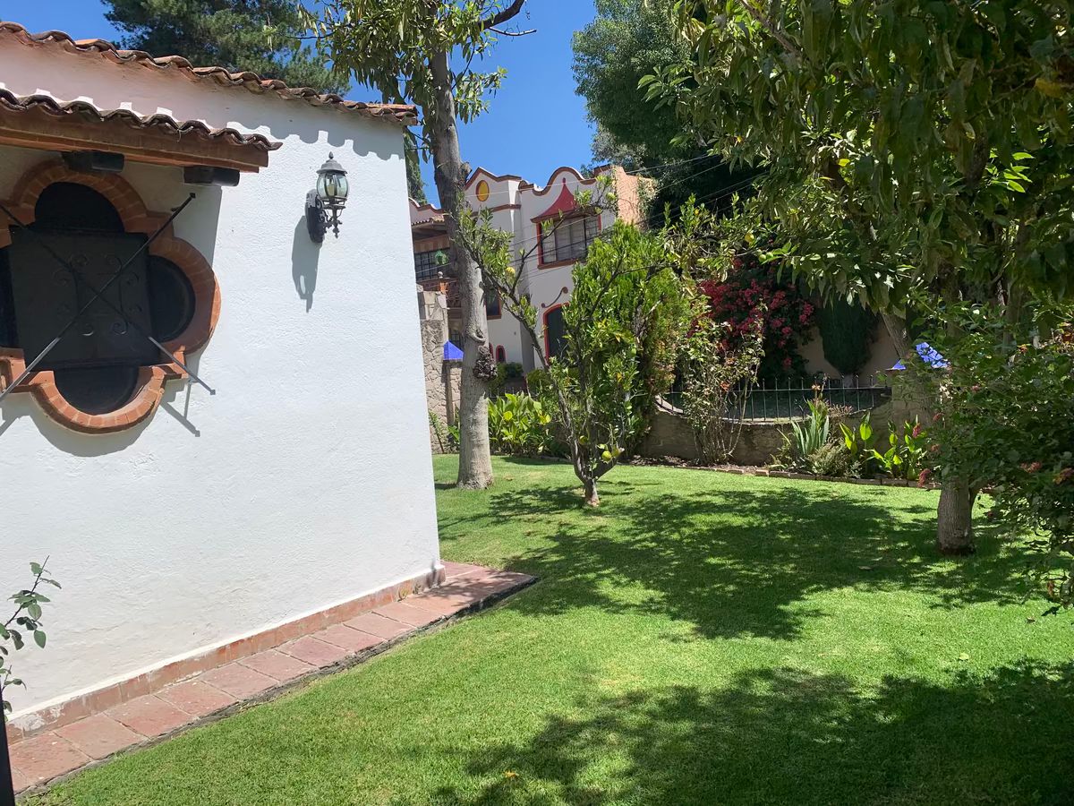 5 of 40: Jardín Lateral Casa 1