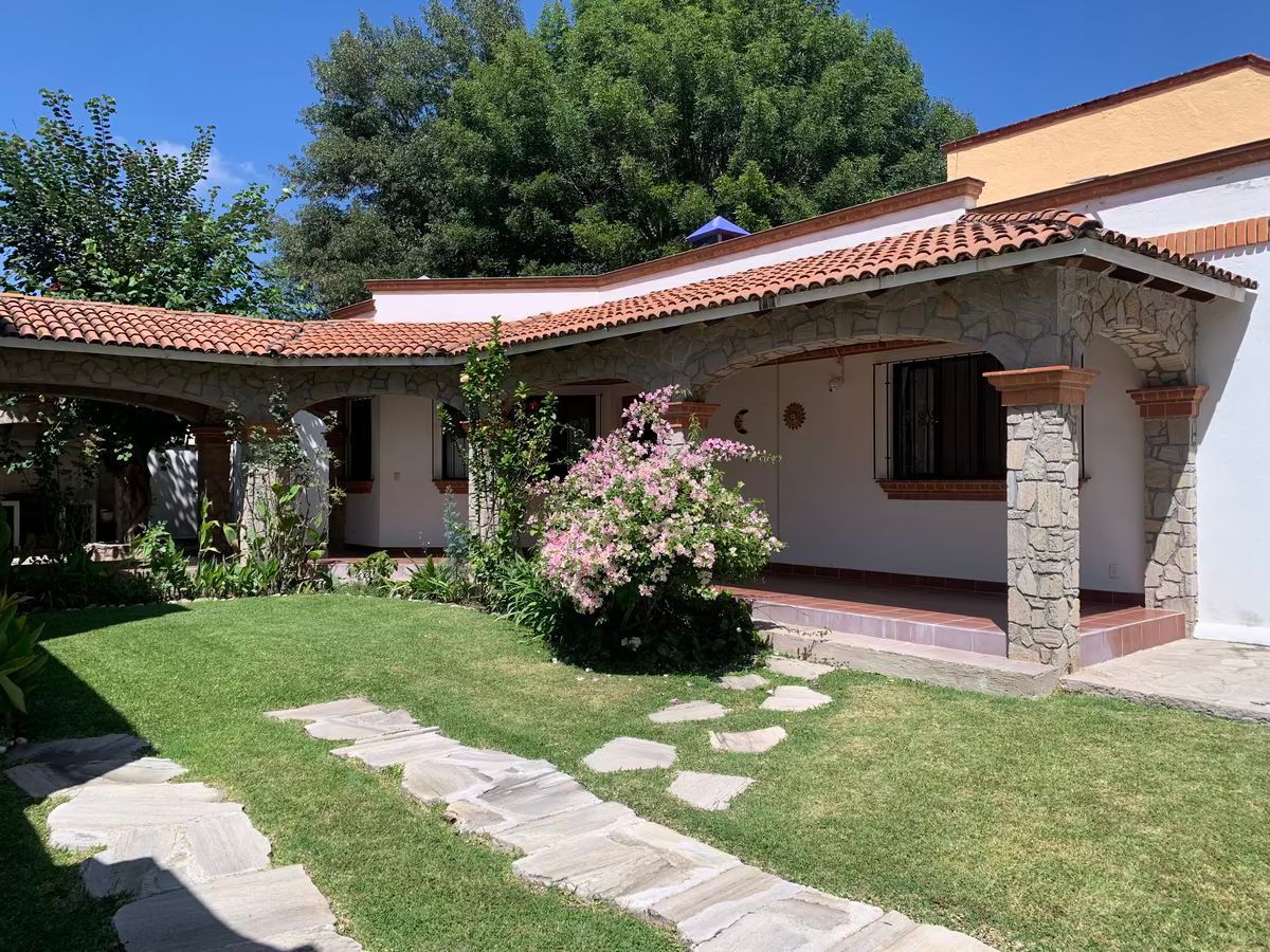 25 de 36: Jardín y estacionamiento casa 2