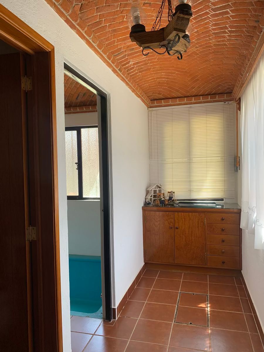 33 de 36: Pasillo hacia poza casa 2