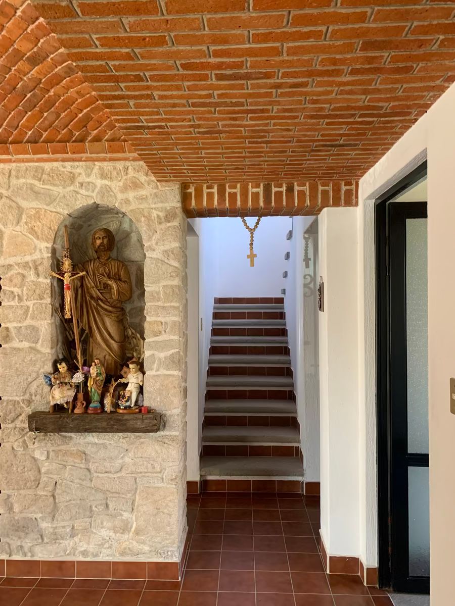 15 de 36: Escaleras y puerta Poza Casa 1