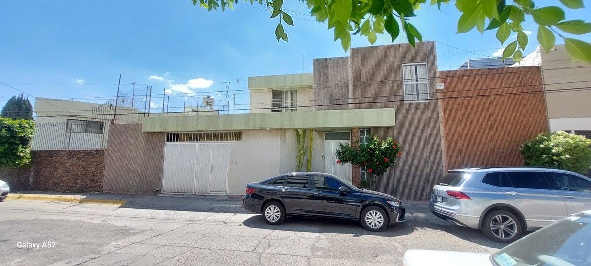 Casa en Venta en Jardines de Irapuato, excelente ubicacion.