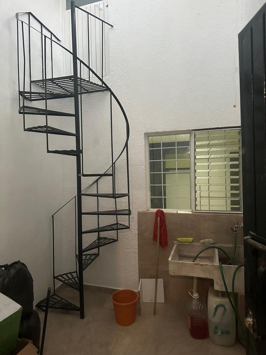 2 of 11: Patio de Servicio