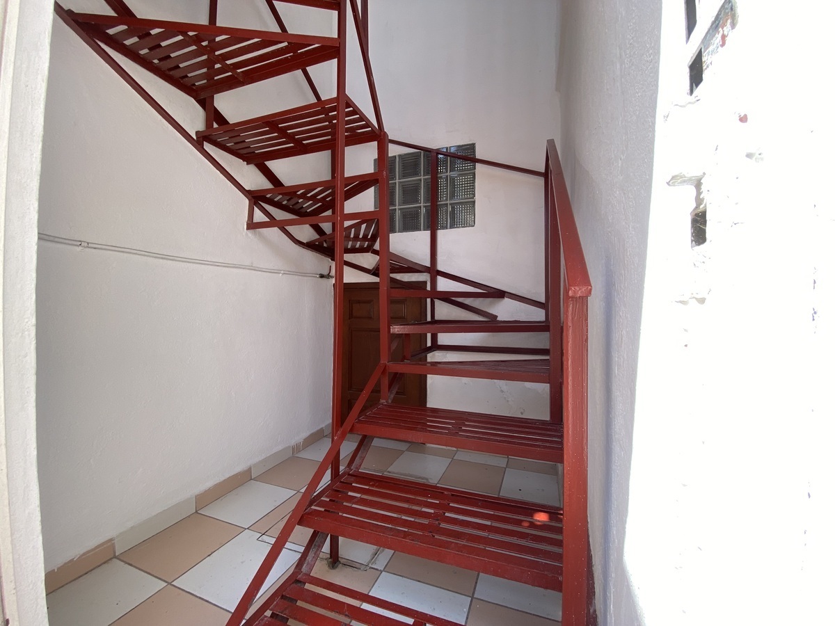 3 of 12: Escaleras de acceso a Planta Alta