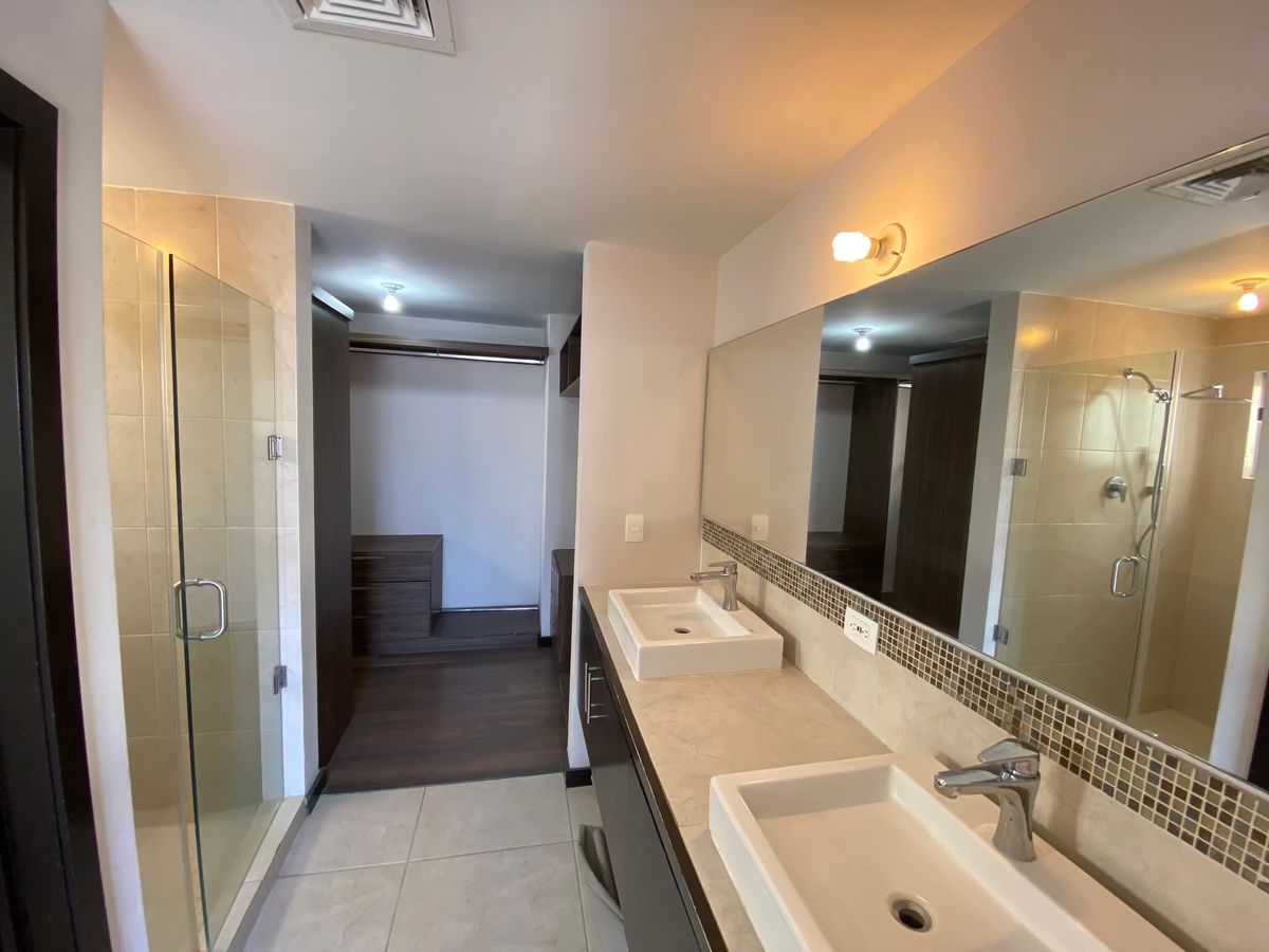 13 de 24: Baño Principal