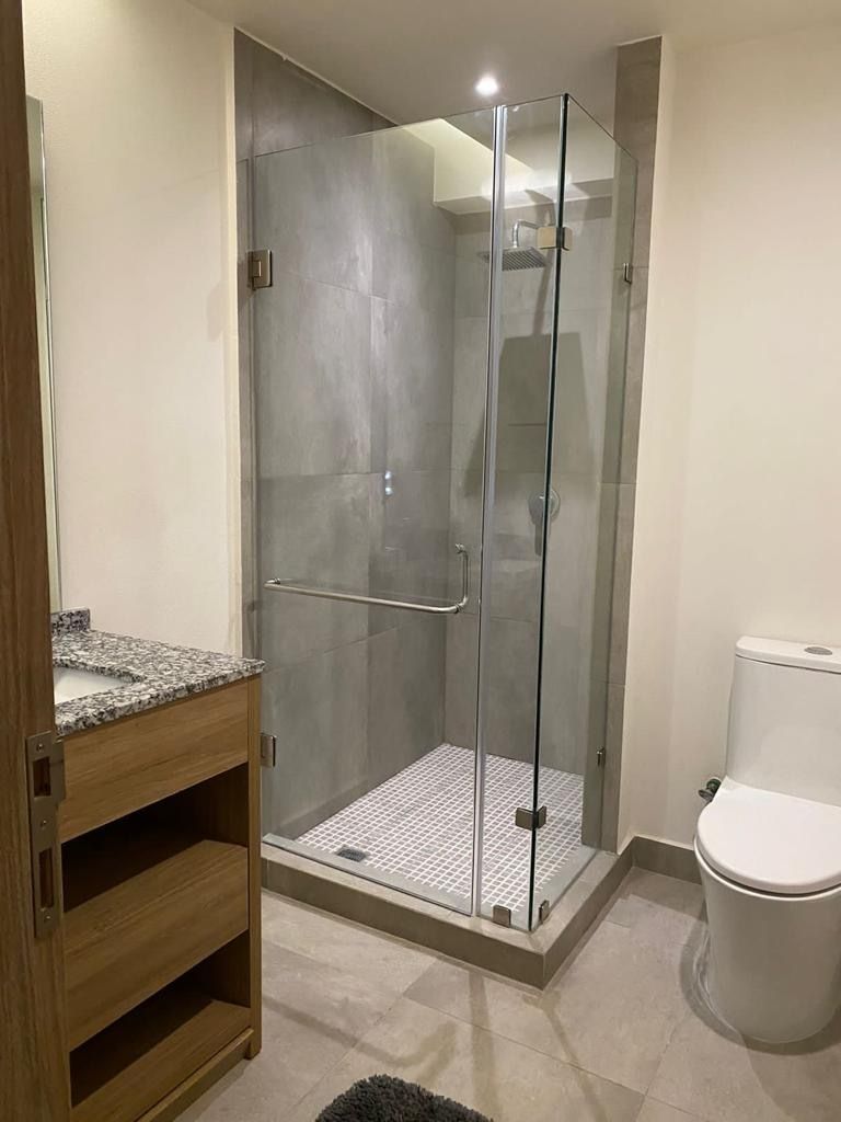 10 of 20: Baño secundario