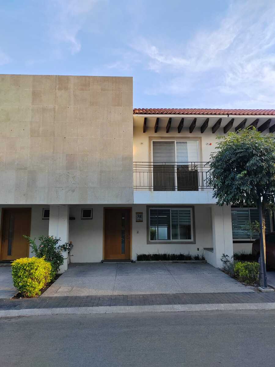 1 of 14: Fachada