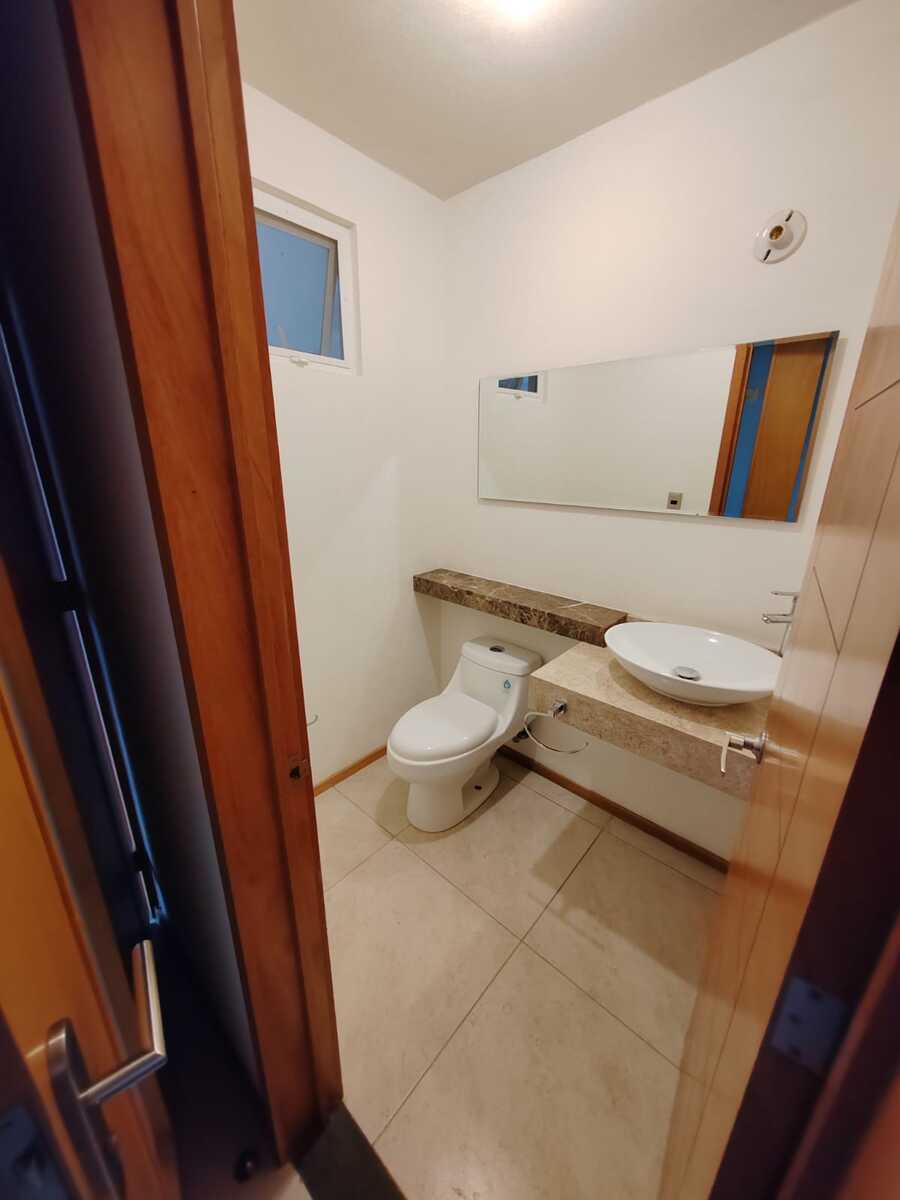 3 of 14: Baño de visitas