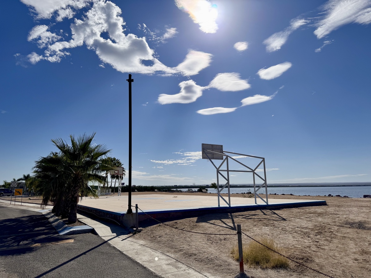 19 de 23: Cancha de usos múltiples a orilla del Mar