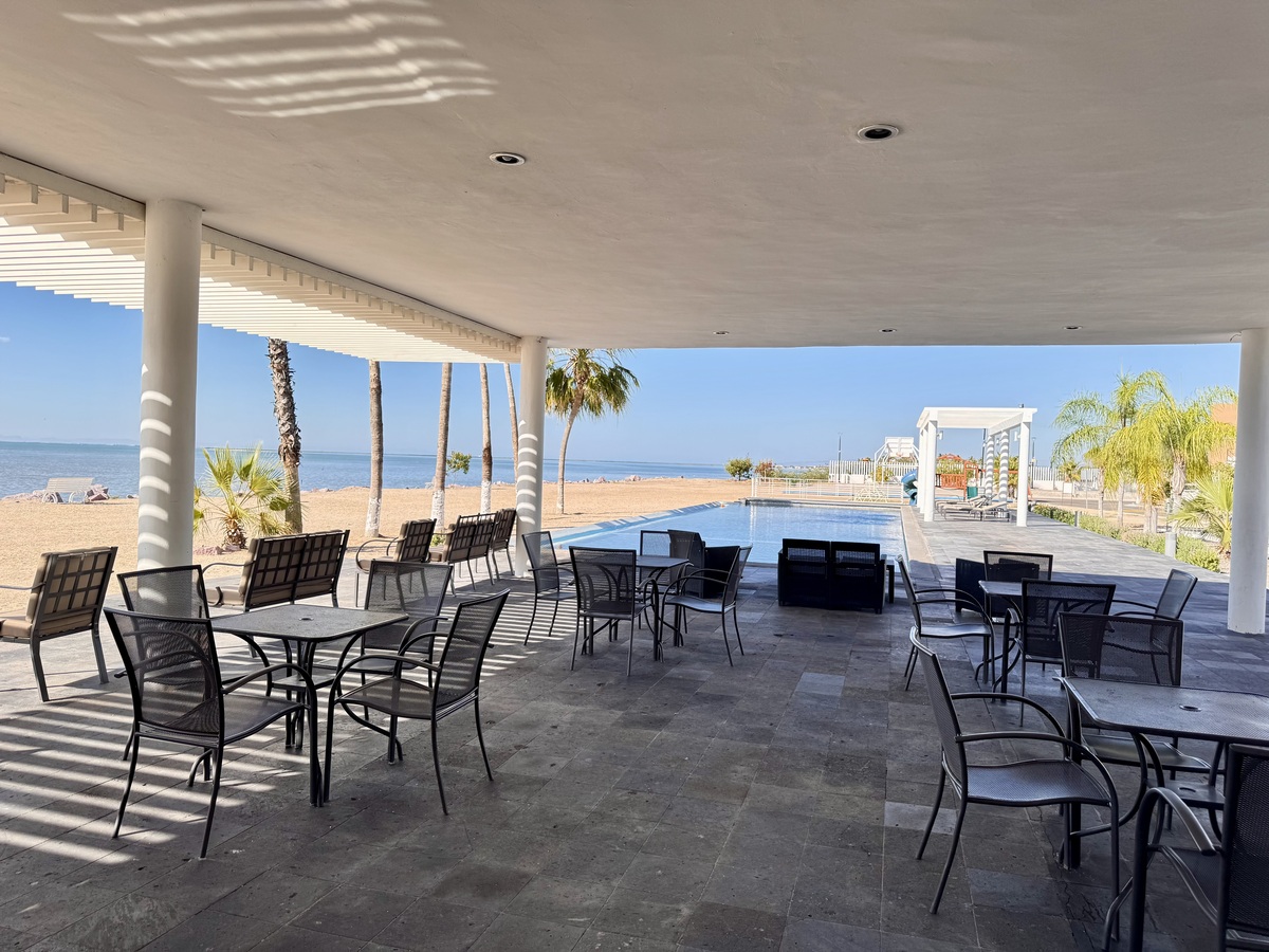 20 de 23: Casa Club con alberca y Play Land