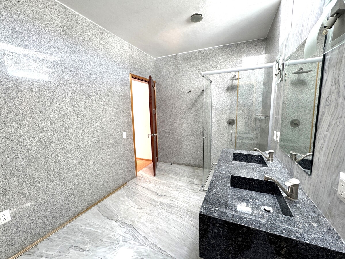 21 de 40: Baño cuarto principal
