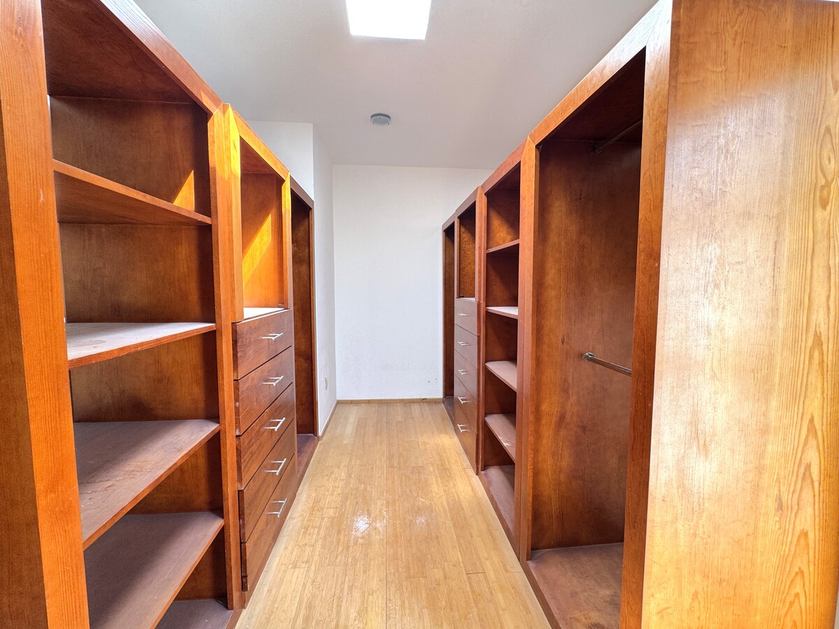 19 de 40: Vestidor Cuarto principal