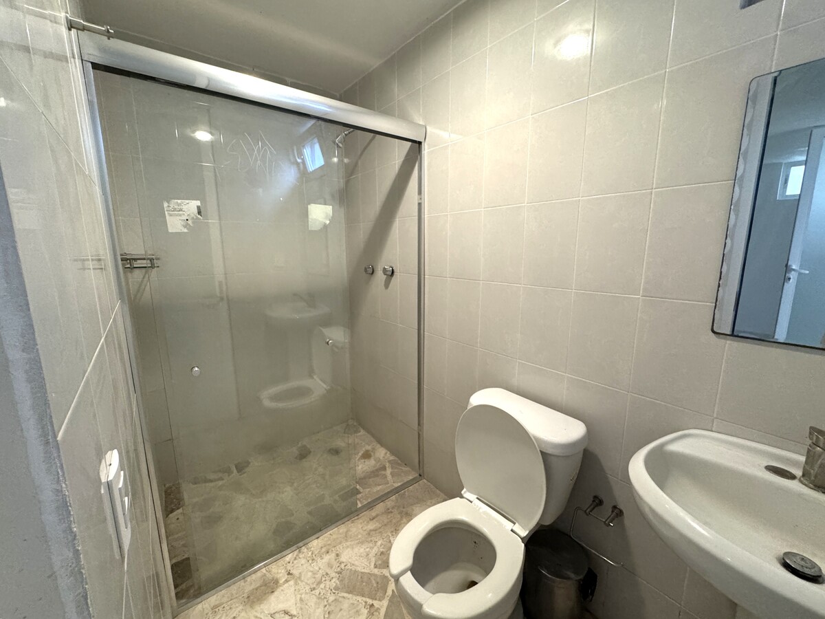 40 de 40: Baño de servicio