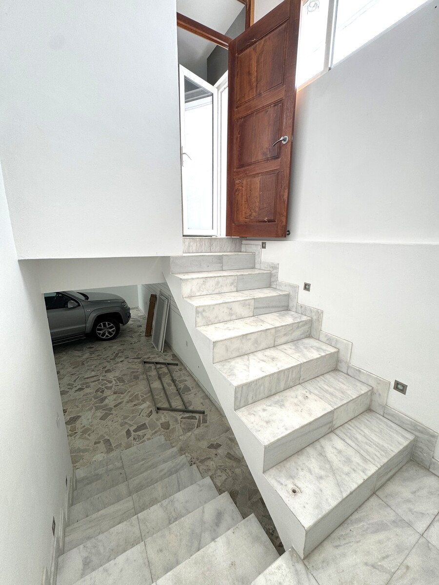 34 de 40: Acceso a sótano desde cocina