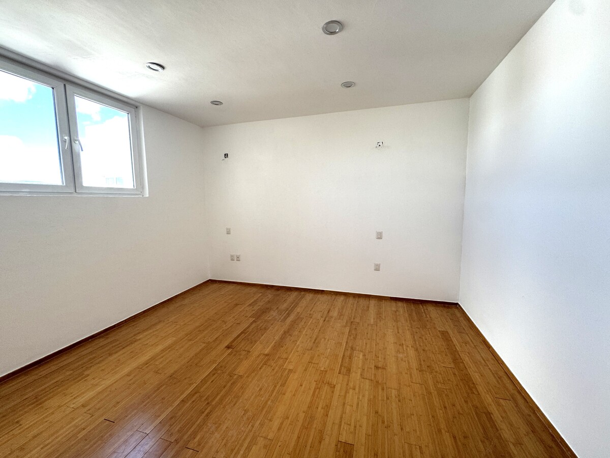 32 de 40: Cuarto que comparte baño